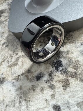Black Oura Ring w/ Charging Stand - Used